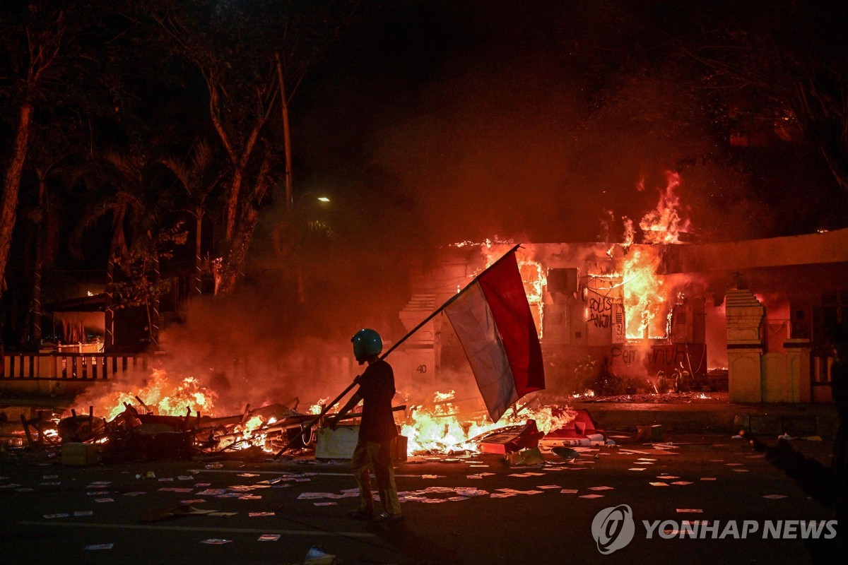 인도네시아 수라바야서 불에 탄 경찰 건물