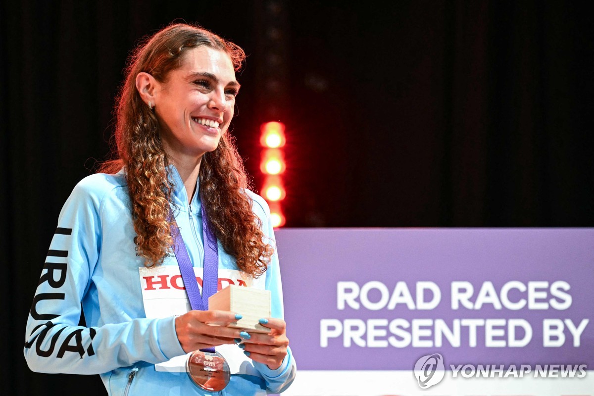 환하게 웃는 파테르나인