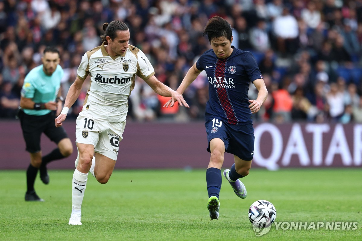 쇄도하는 PSG의 이강인