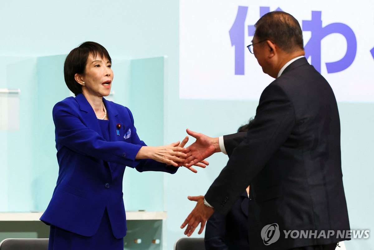 이시바 총리와 악수하는 다카이치 자민당 총재
