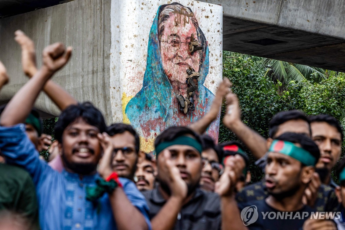 2024년 8월 퇴진한 하시나 재판 요구하는 방글라데시 대학생들