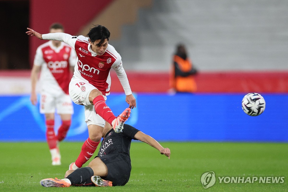 경합하는 모나코의 미나미노와 PSG의 이강인(오른쪽).