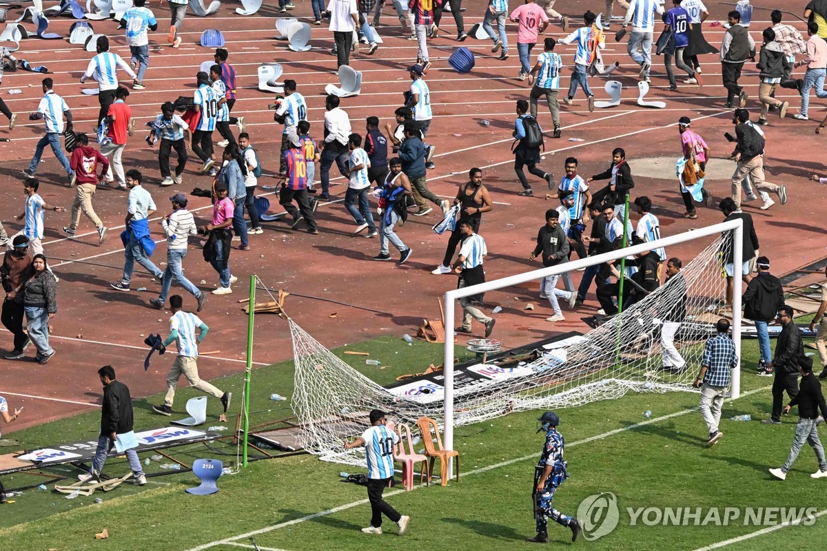 화난 인도 메시 팬들