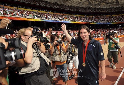 2008 베이징 올림픽 남자축구에서 금메달을 목에 건 리오넬 메시