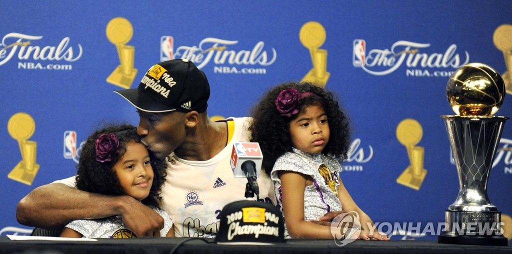 미국프로농구(NBA) 2009-2010시즌 우승 당시 코비 브라이언트와 두 딸