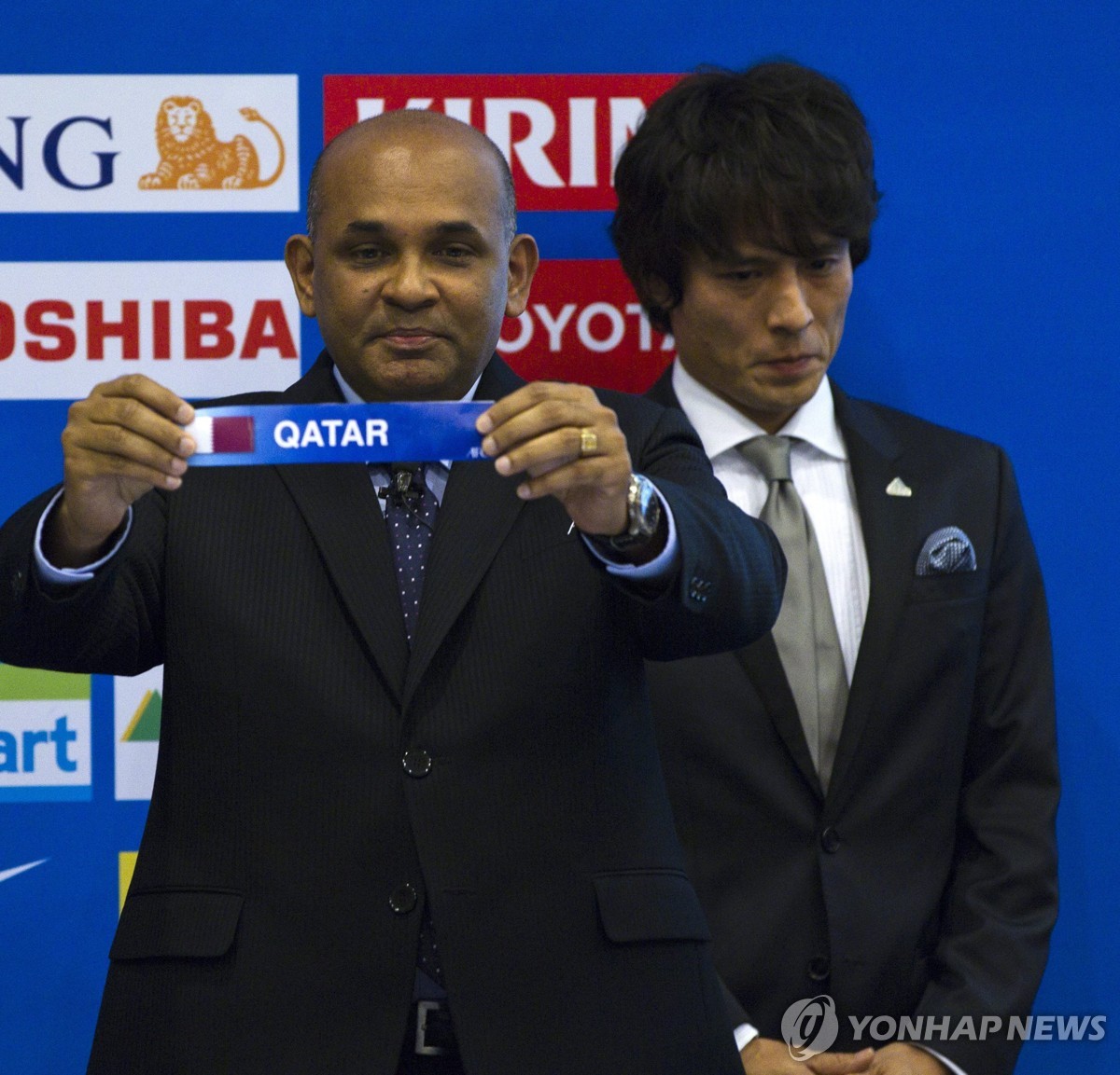 2012년 당시 미야모토 쓰네야스 일본축구협회 신임 회장(오른쪽)