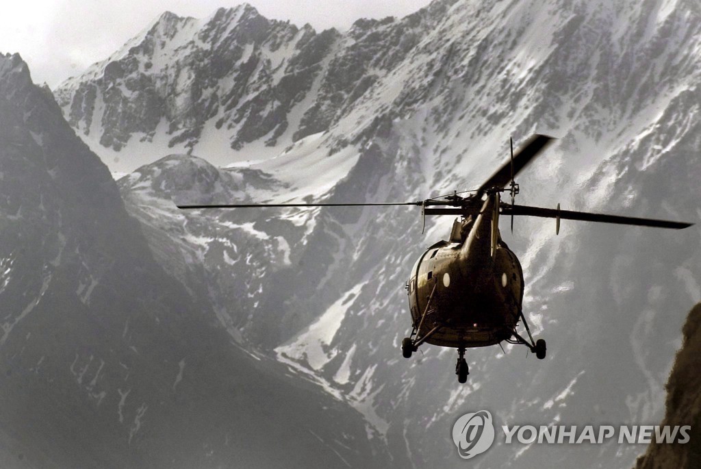2005년 5월 15일 히말라야 산맥 시아천 빙하 인근에서 비행 중인 파키스탄 군 헬리콥터의 모습. [EPA 연합뉴스자료사진, 재판매 및 DB 금지]