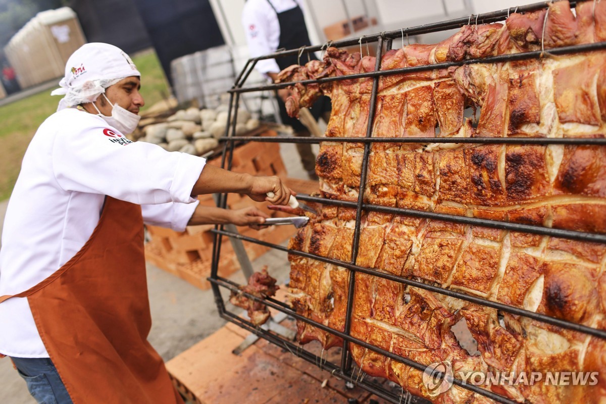 돼지고기 요리 준비하는 페루 셰프