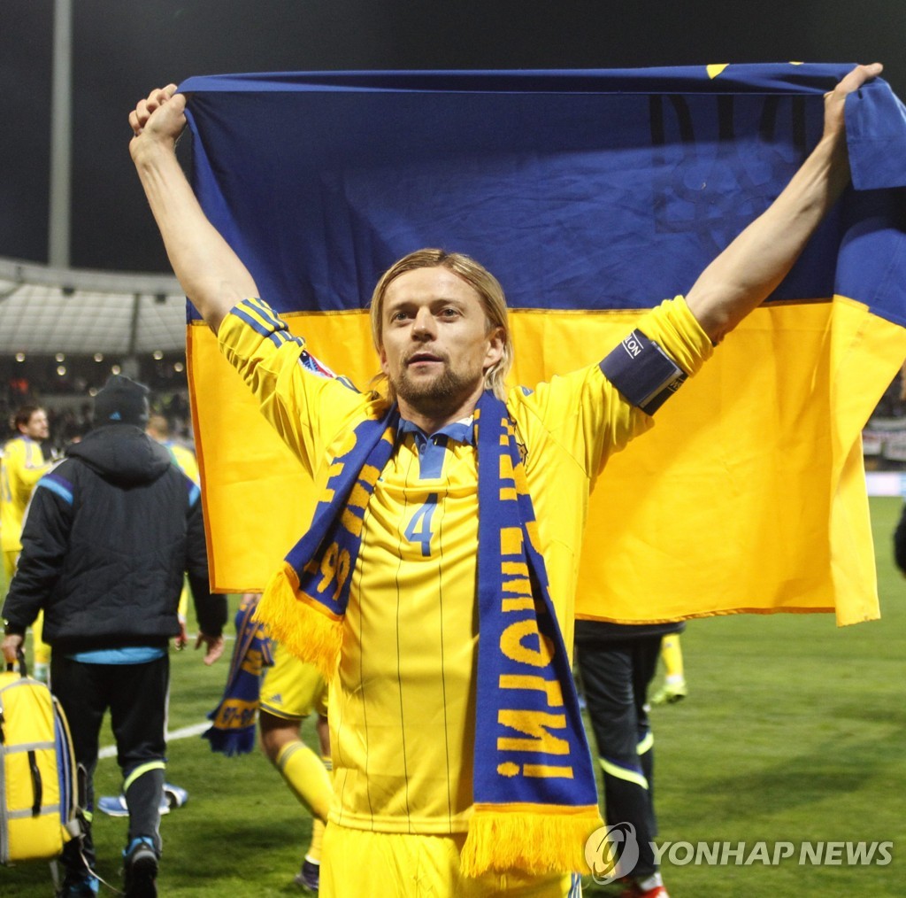 유로 2016 본선 진출 확정지은 뒤 우크라이나 국기 들고 기뻐하던 티모슈크
