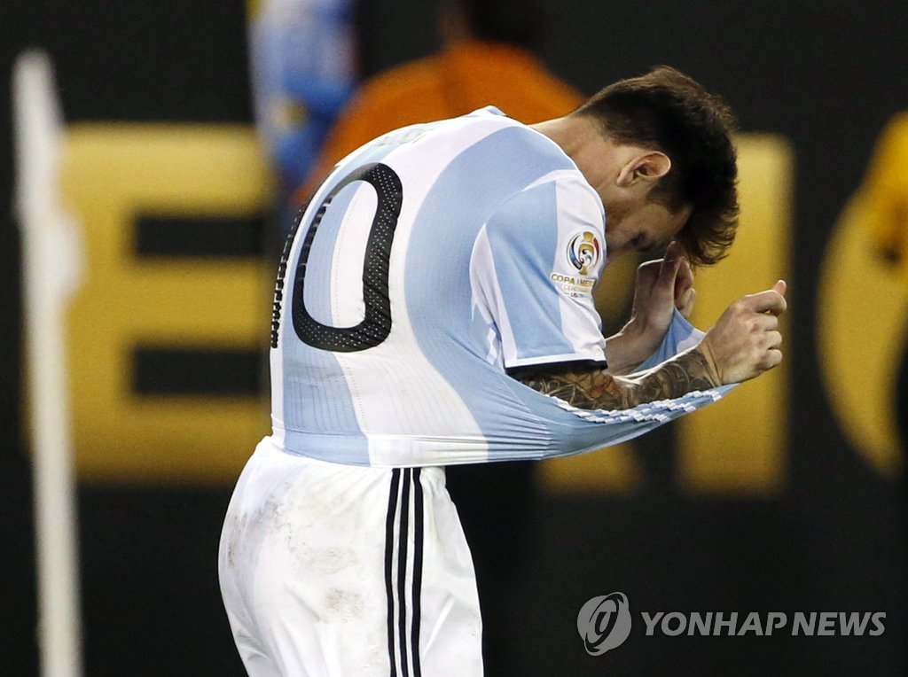 메시, 눈물 속에 아르헨 국가대표 은퇴 선언