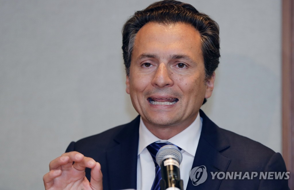 기자회견 하는 에밀리오 로소야 전 페멕스 사장 [EPA=연합뉴스]