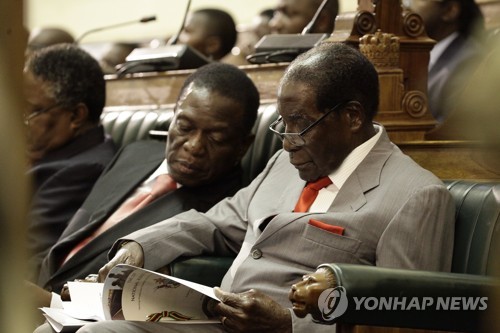 2016년 의회에서 예산안을 보는 무가베 대통령(오른쪽)과 음낭가과 당시 부통령