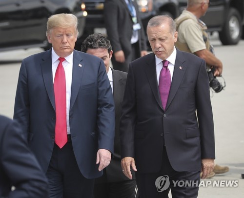 '시리아 작전' 위협 후 美·터키 정상 통화…"공조 개선 합의"