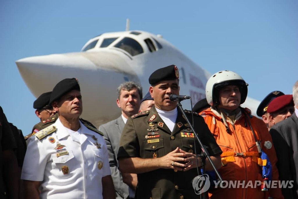 합동 군사훈련을 위해 베네수엘라에 도착한 러시아 공군 관계자들을 환영하는 베네수엘라 국방부 장관 [EPA=연합뉴스 자료 사진]