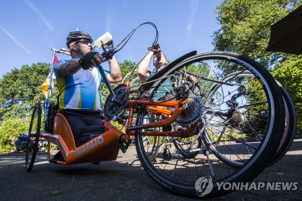 유럽 폭염 비상…한 모금의 물로 더위 식히는 네덜란드인 