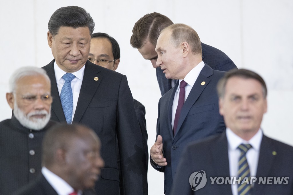 2019년 BRICS 정상회의에서 시진핑과 대화하는 푸틴