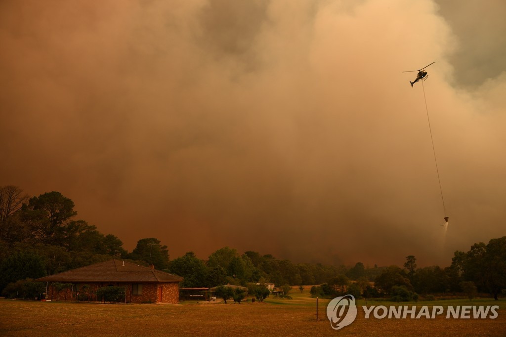 호주 NSW주 산불 진화 작업 중인 소방헬기 