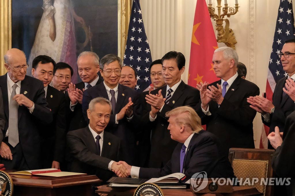 2020년 1월 당시 미중 무역합의 서명 후 악수하는 트럼프 전 미국 대통령과 류허 중국 부총리.
