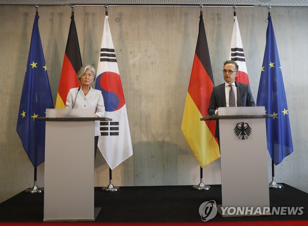 This EPA photo shows South Korean Foreign Minister Kang Kyung-wha (L) and her German counterpart, Heiko Maas, during a joint press conference in Berlin, Germany, on Aug. 10, 2020. (Yonhap)