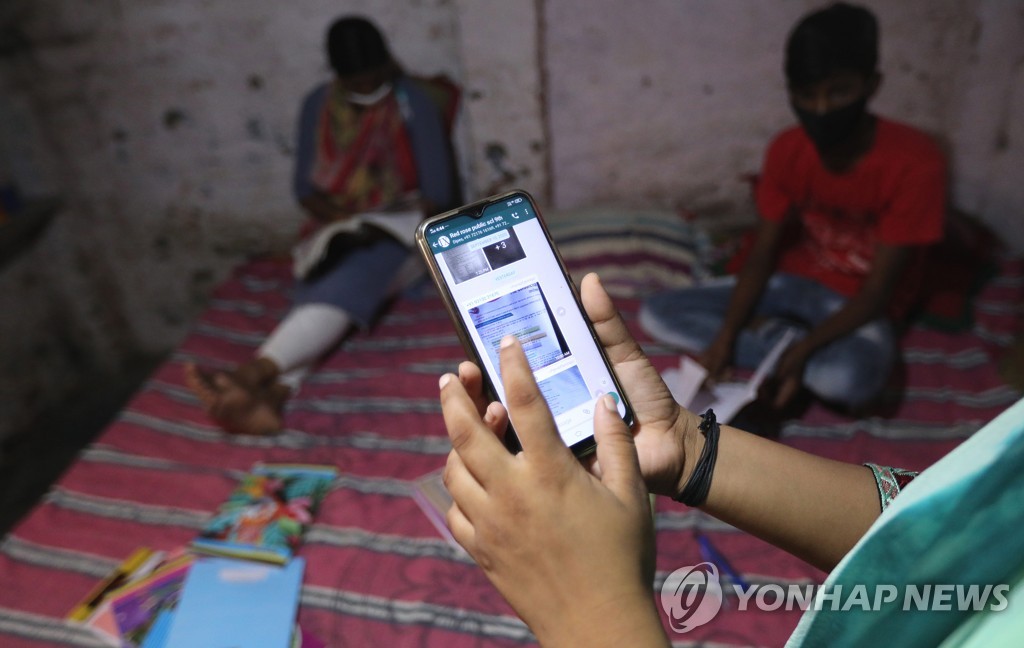인도 뉴델리 인근서 스마트폰 이용하는 모습(기사와 직접관련 없음)