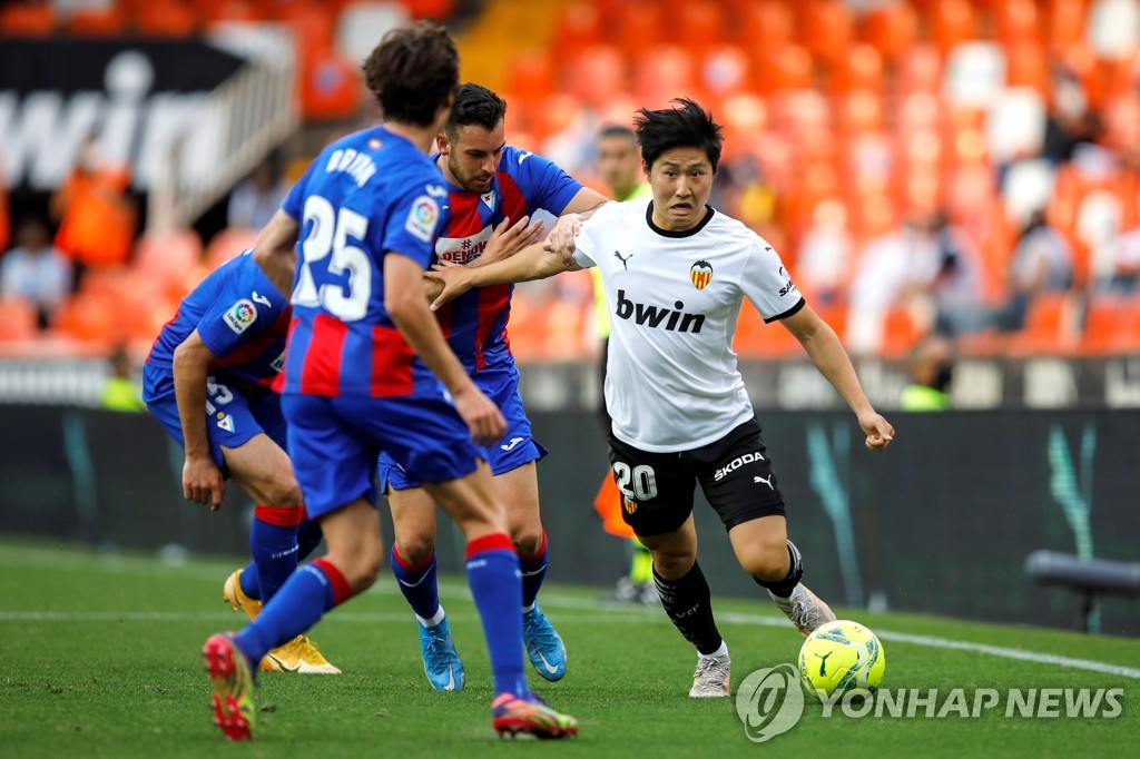 In this EPA file photo from May 16, 2021, Lee Kang-in of Valencia CF (R) is in action against SD Eibar during a La Liga match at Mestalla Stadium in Valencia, Spain. (Yonhap)