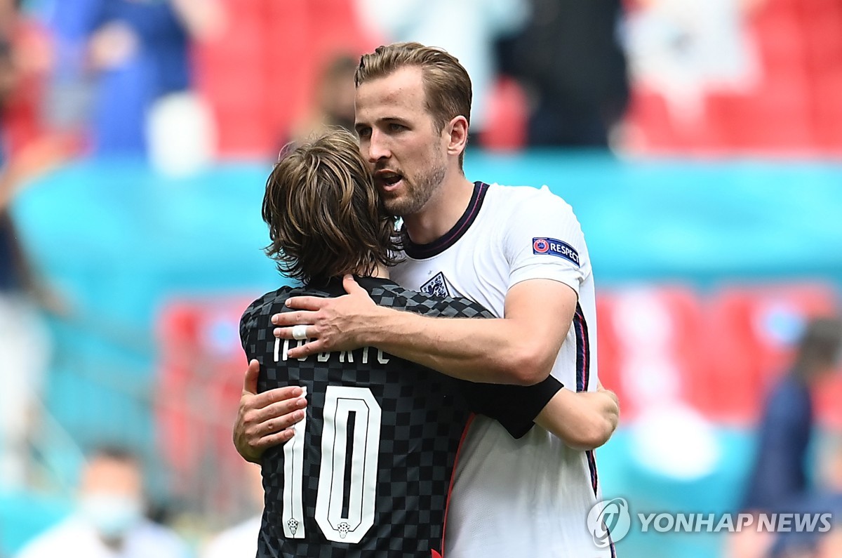2021년 열린 유로 2020 경기 당시 해리 케인(오른쪽)과 루카 모드리치