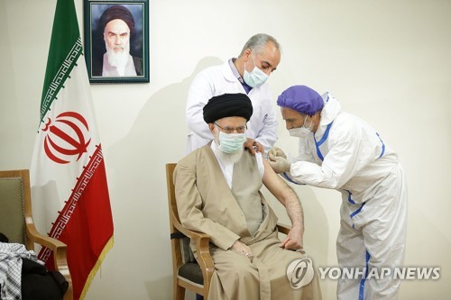 자국산 백신 맞는 이란 최고지도자