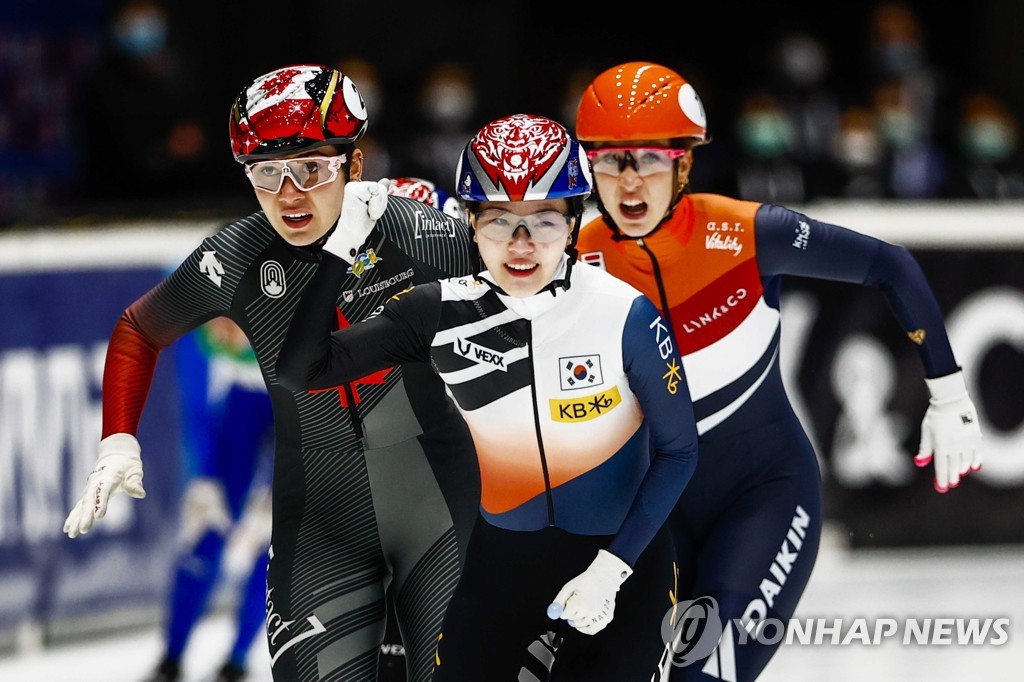In this EPA photo, Lee Yu-bin of South Korea (C) celebrates her victory in the women's 1,500m final over Courtney Sarault of Canada (L) and Suzanne Schulting of the Netherlands at the International Skating Union Short Track Speed Skating World Cup at Sportboulevard Dordrecht in Dordrecht, the Netherlands, on Nov. 27, 2021. (Yonhap)