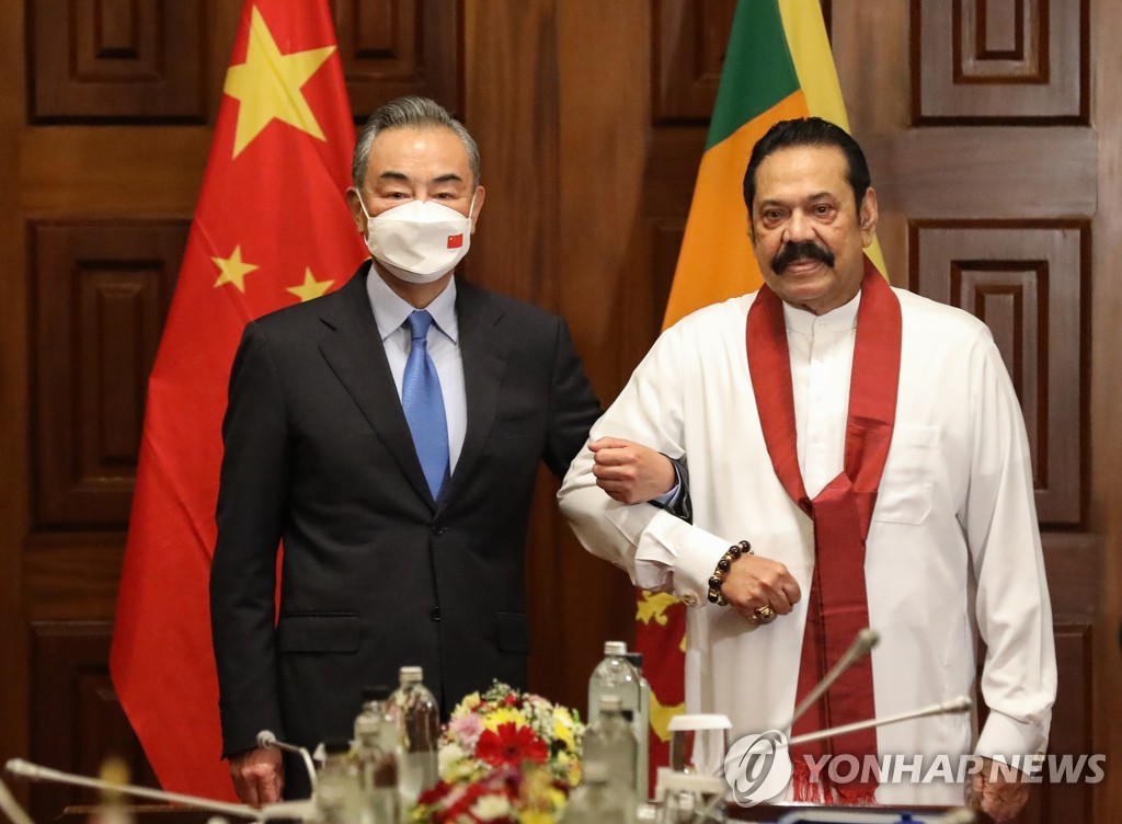 스리랑카 방문한 왕이 중국 외교부장