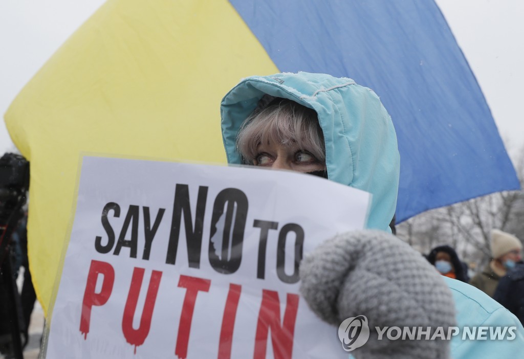 '푸틴에게 NO 하세요' 우크라이나서 시위하는 활동가들