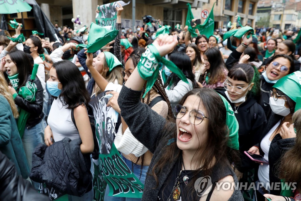 21일(현지시간) 법원의 '임신 24주 이전 낙태 비범죄화' 결정에 환호하는 콜롬비아 여성들