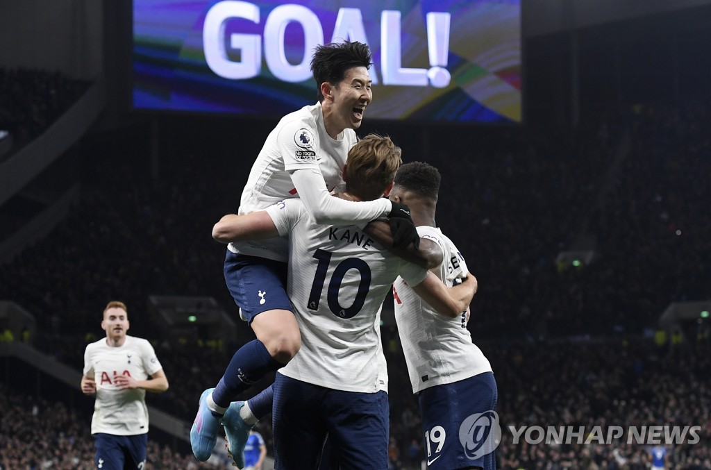 Hyung Min Soon fica animado quando Kane marca um gol