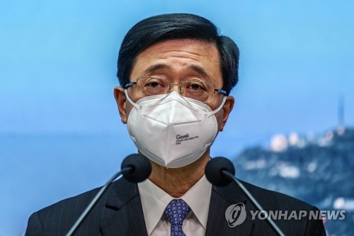 홍콩 행정장관 선거 출마 밝히는 존 리 정무부총리