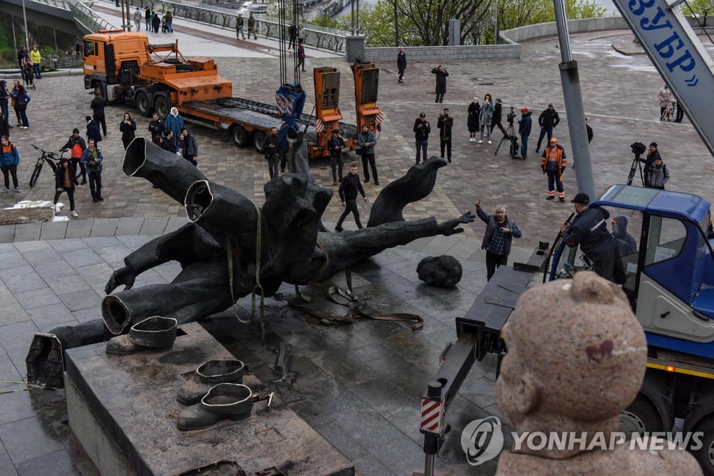철거되는 우크라이나-러시아 우호 동상