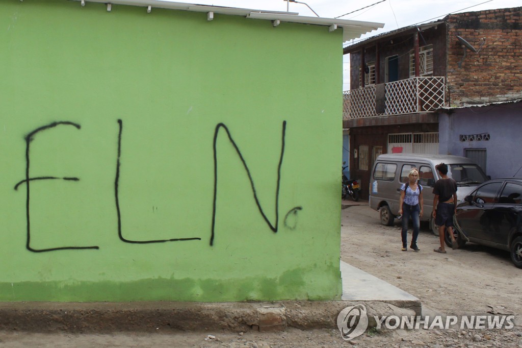 콜롬비아 한 가정집 외벽에 큼지막하게 적힌 'ELN'(민족해방군) 글씨