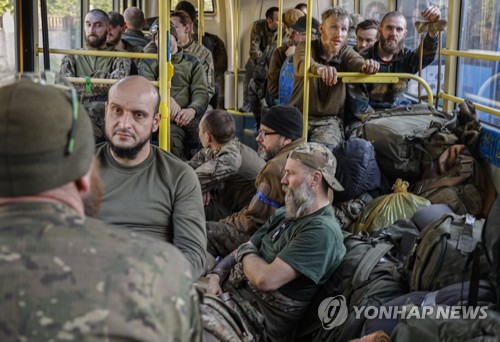 ′함락′ 아조우스탈서 빠져나오는 우크라군…친러 지역으로 이동