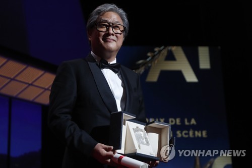 In this EPA photo, South Korean director Park Chan-wook accepts the Best Director prize for the film "Decision to Leave" at the closing ceremony of the 75th Cannes Film Festival in Cannes, France, on May 28, 2022. (Yonhap)