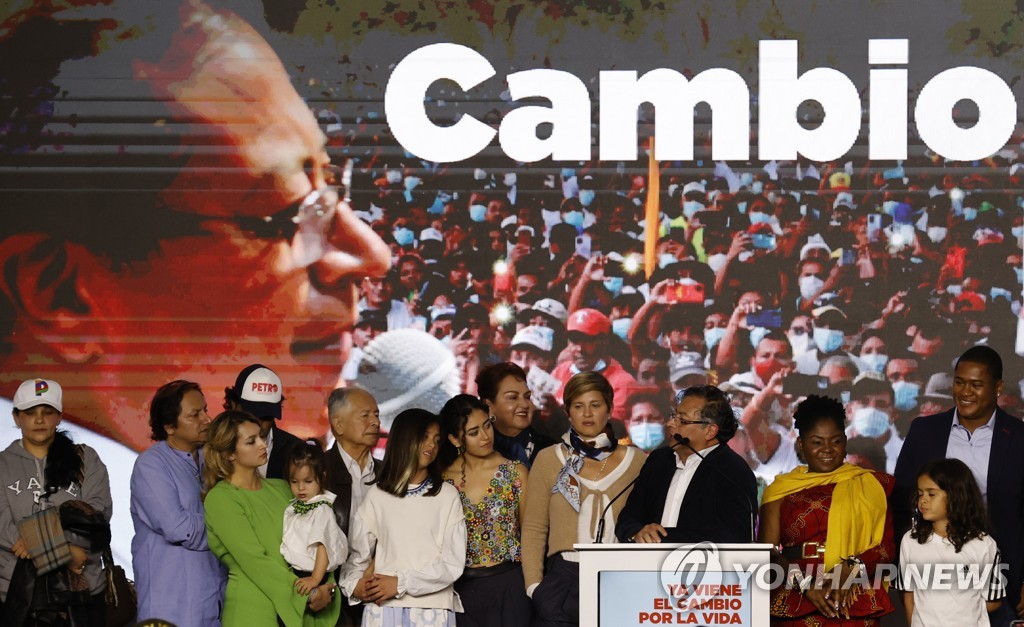 29일(현지시간) 1차 투표 후 가족과 함께 연설하는 페트로. 뒤에 사진과 함께 '변화'(Cambio)라고 써있다.
