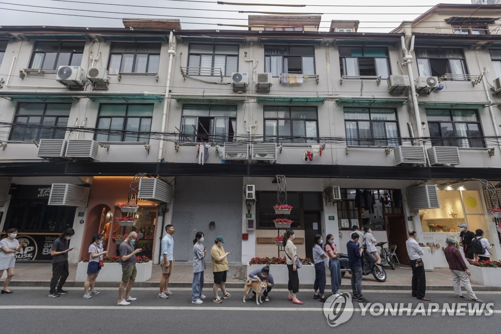 (EPA=연합뉴스) 지난 1일 중국 상하이의 코로나19 검사 대기줄. 2022.6.3.