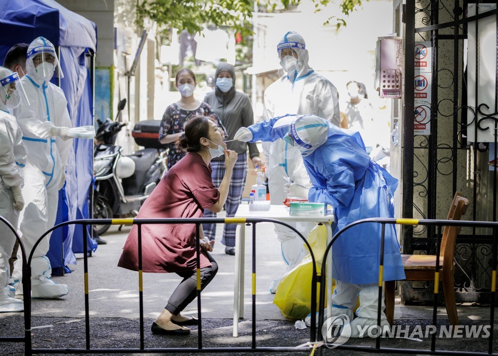 전면봉쇄 해제 속 코로나 검사받는 중국 상하이 주민
