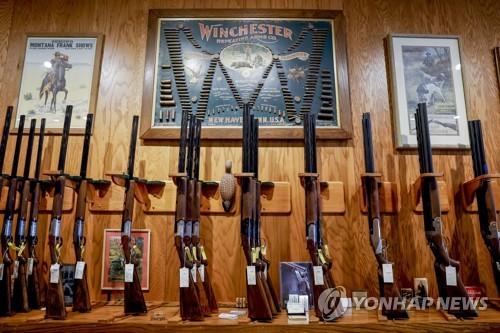 미국 조지아주 애틀랜타의 한 총기 상점에 진열된 소총들