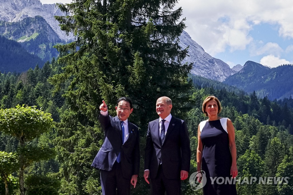 올해 6월 독일 G7 정상회의 참석한 기시다 일본 총리(왼쪽)