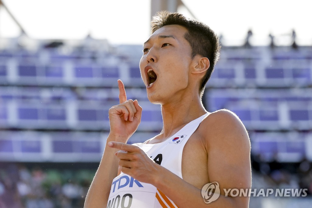 In this EPA photo, Woo Sang-hyeok of South Korea celebrates a successful attempt during the men's high jump final at the World Athletics Championships at Hayward Field in Eugene, Oregon, on July 18, 2022. (Yonhap)