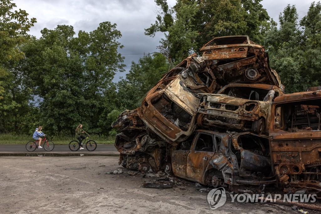 러시아 공격으로 불에 탄 우크라이나 자동차들