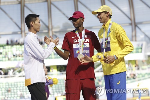2022 세계육상선수권에서 2위에 오른 우상혁(왼쪽)과 1위를 한 바르심