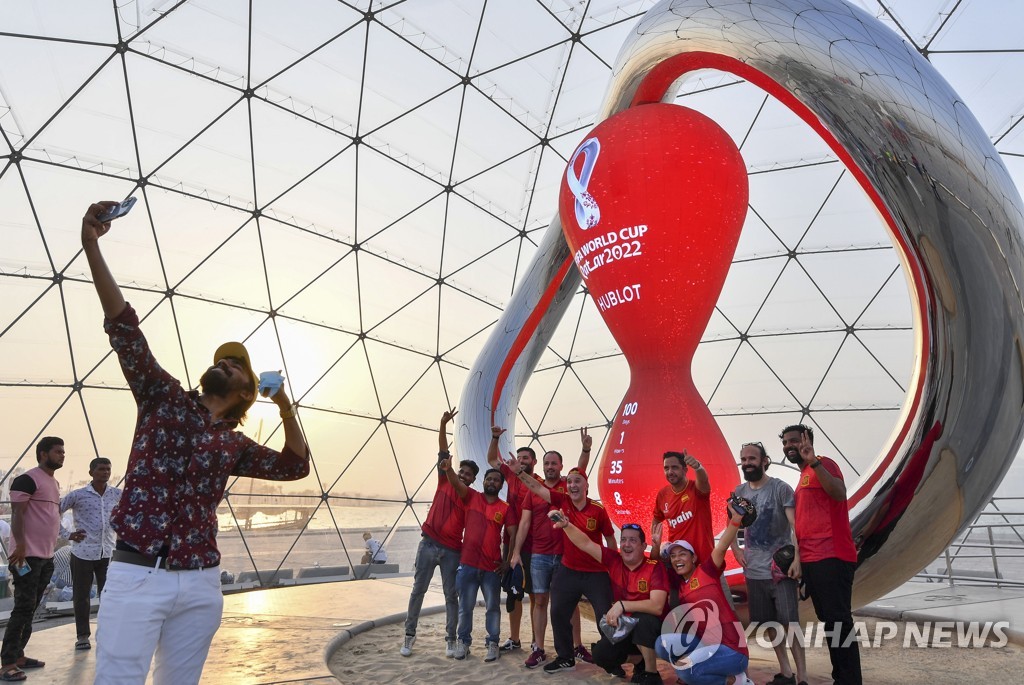 2022 카타르 월드컵 100일을 앞두고 기념사진을 찍는 축구 팬 