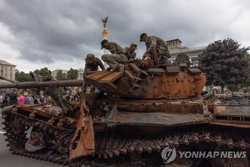 20일 러시아군 탱크 위에 자리를 잡은 우크라이나군.