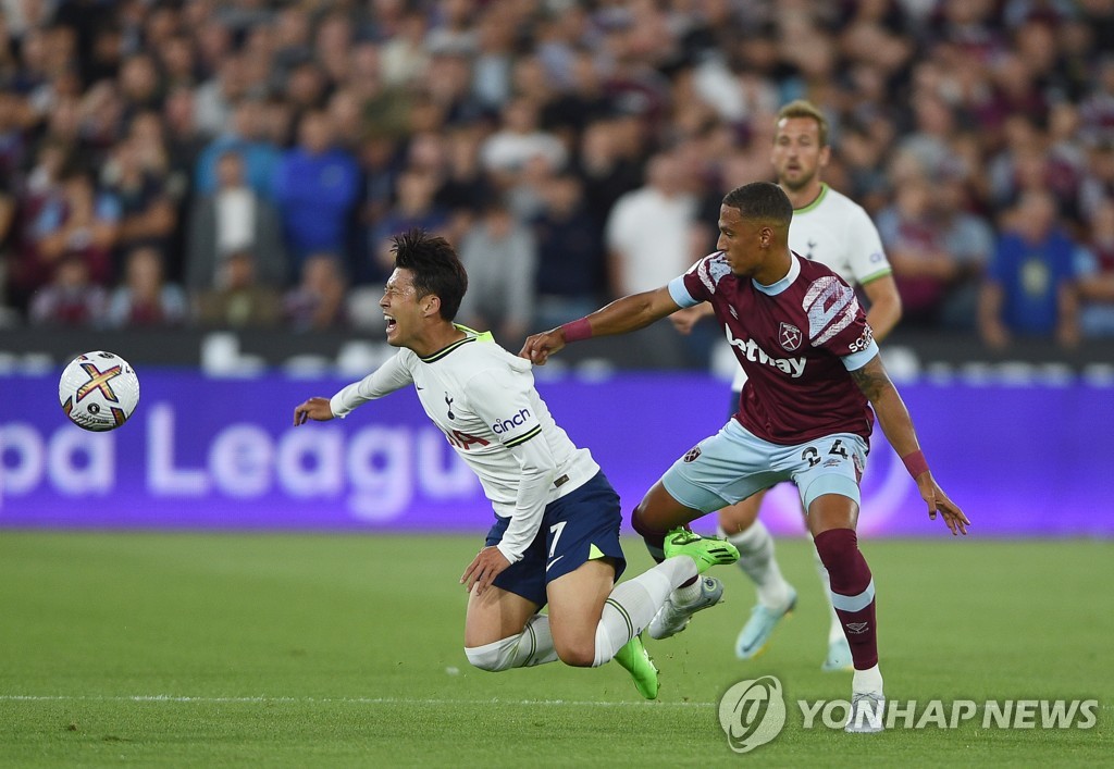 In this EPA photo, Son Heung-min of Tottenham Hotspur (L) is tackled by Thilo Kehrer of West Ham United during the clubs' Premier League match at London Stadium in London on Aug. 31, 2022. (Yonhap)