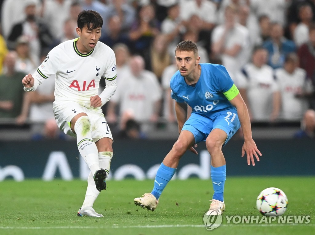 In this EPA photo, Son Heung-min of Tottenham Hotspur (L) is in action against Valentin Rongier of Marseille during the clubs' Group D match at the UEFA Champions League at Tottenham Hotspur Stadium in London on Sept. 7, 2022. (Yonhap)