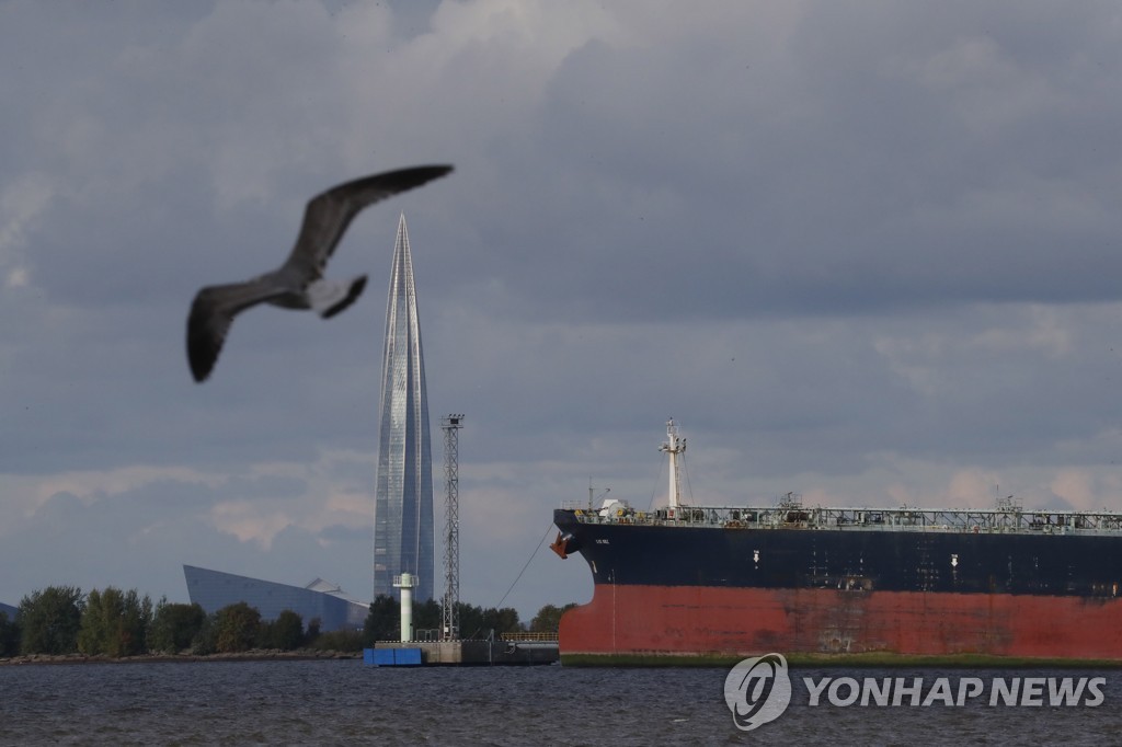 가스프롬 본사 건물 옆으로 보이는 유조선